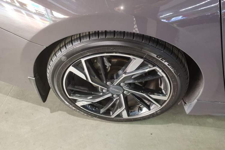 Used Lynk & Co 03 2025 1.5TD DCT Champion Edition Pro Right Rear Wheel Hub