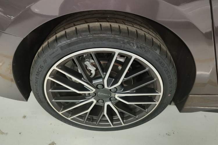 Used Lynk & Co 03 2025 2.0TD DCT Champion Edition Pro Right Rear Wheel Hub