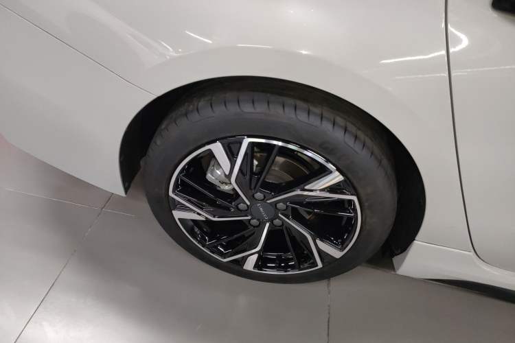 Used Lynk & Co 03 2025 1.5TD DCT Champion Edition Pro Right Rear Wheel Hub