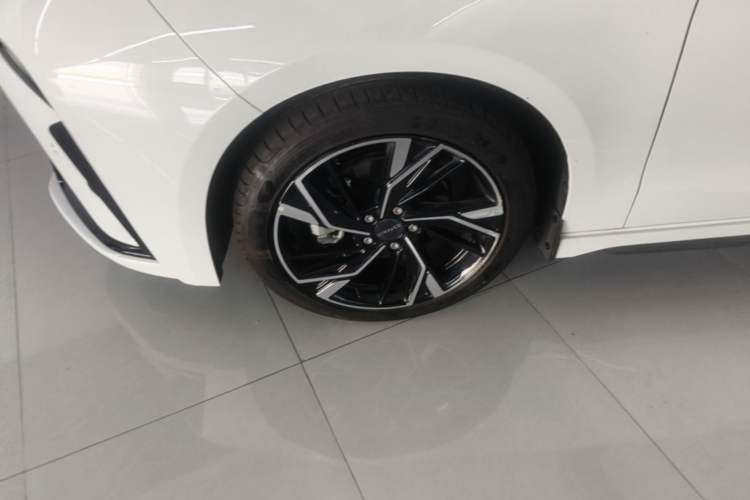Used Lynk & Co 03 2025 1.5TD DCT Champion Edition Pro Left Front Wheel Hub