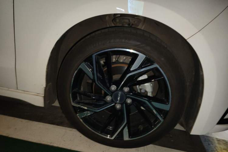Used Lynk & Co 03 2025 1.5TD DCT Champion Edition Pro Right Front Wheel Hub