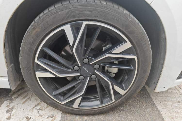 Used Lynk & Co 03 2025 1.5TD DCT Champion Edition Pro Right Front Wheel Hub