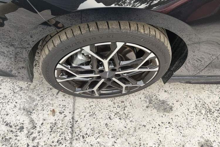 Used Lynk & Co 03 2026 Model 2.0TD with Large Spoiler Left Front Wheel Hub