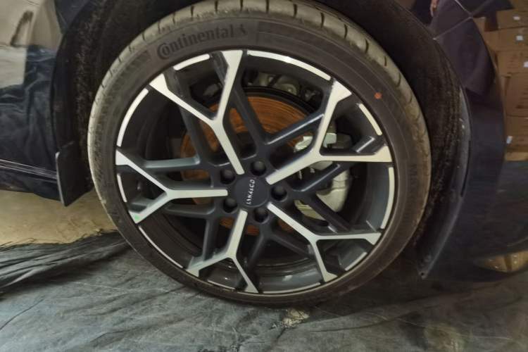 Used Lynk & Co 03 2026 Model 2.0TD with Large Spoiler Right Front Wheel Hub