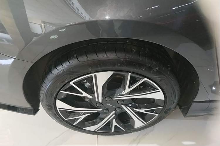 Used Lynk & Co 03 2026 Model 1.5TD DCT Halo Right Rear Wheel Hub