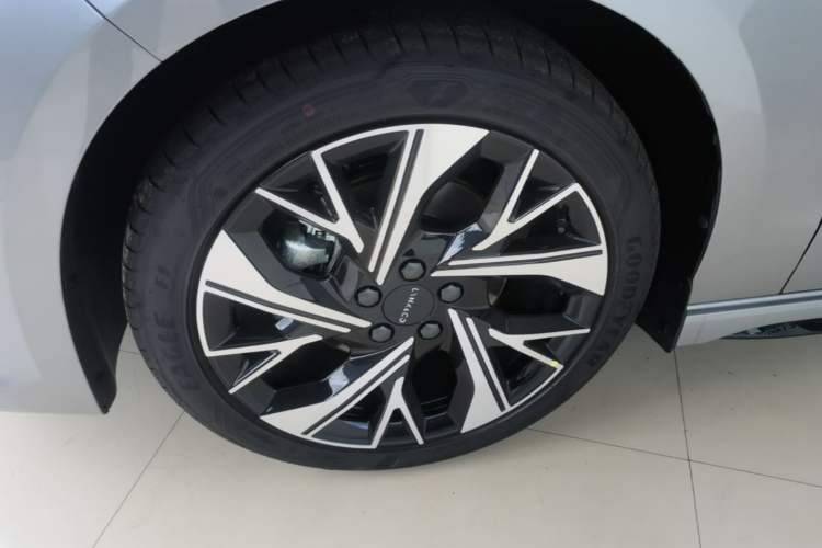 Used Lynk & Co 03 2026 Model 1.5TD DCT Halo Left Front Wheel Hub