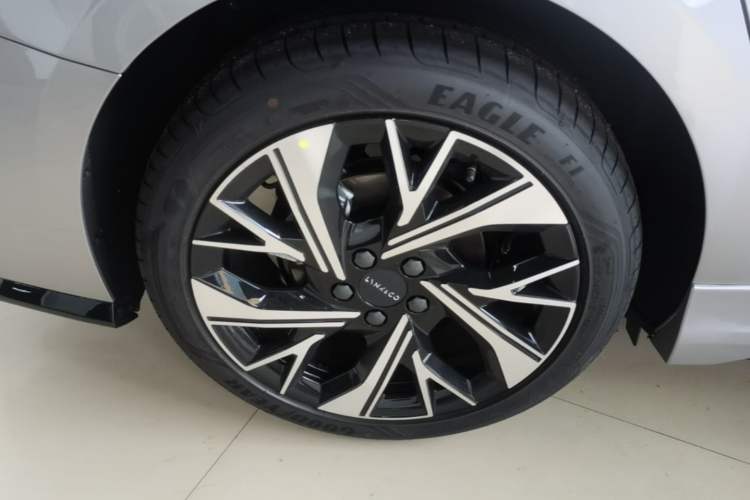 Used Lynk & Co 03 2026 Model 1.5TD DCT Halo Right Rear Wheel Hub