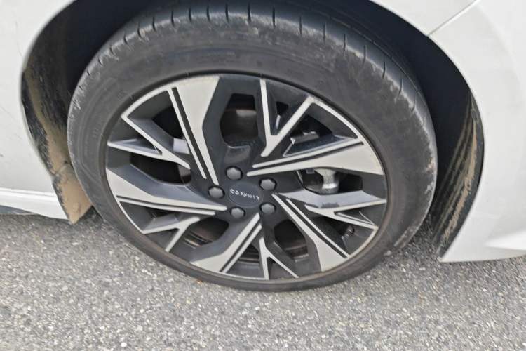 Used Lynk & Co 03 2026 Model 1.5TD DCT Halo Right Front Wheel Hub