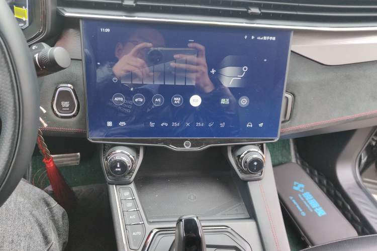 Used Lynk & Co 05 2020 2.0TD Four-Wheel Drive HypeHalo Audio And AC Panel