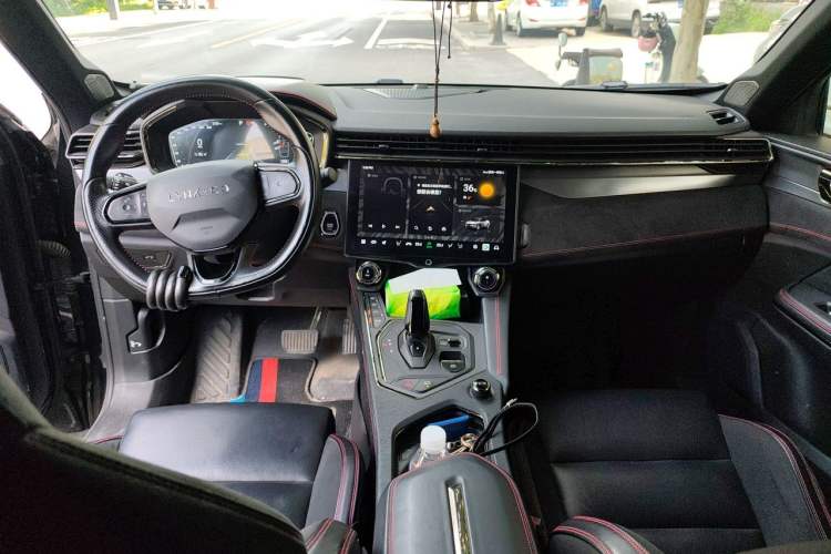 Used Lynk & Co 05 2020 2.0TD Four-Wheel Drive HypeHalo Center Console