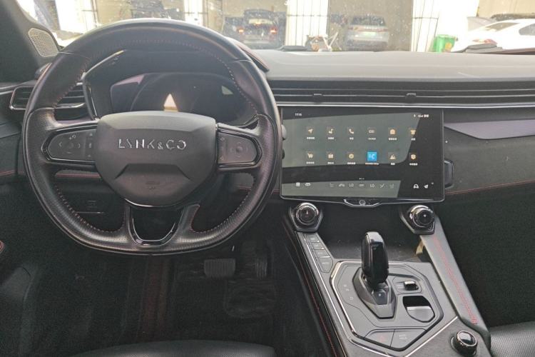 Used Lynk & Co 05 2020 2.0TD Four-Wheel Drive HypeHalo Center Console