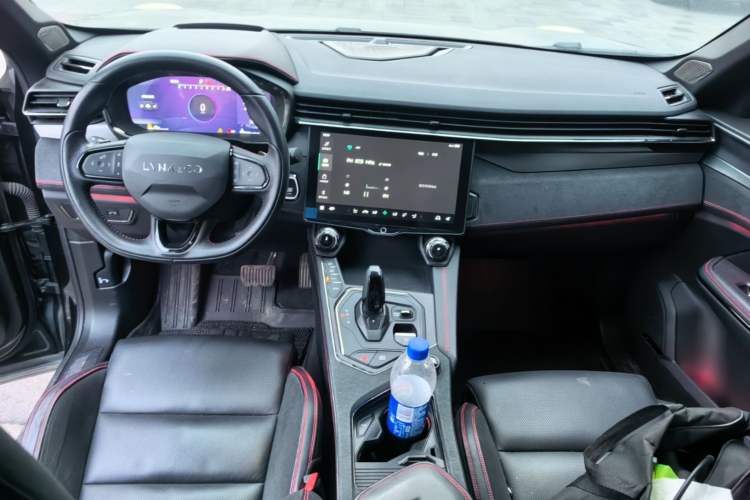Used Lynk & Co 05 2020 2.0TD Four-Wheel Drive HypeHalo Center Console