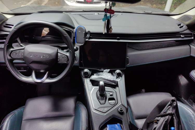 Used Lynk & Co 05 2020 2.0TD Two-Wheel Drive Shine Halo Center Console