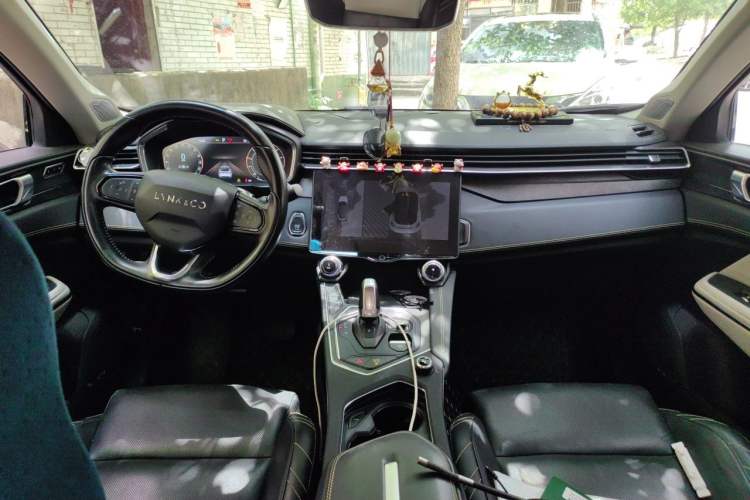 Used Lynk & Co 05 2020 2.0TD Two-Wheel Drive Shine Halo Center Console