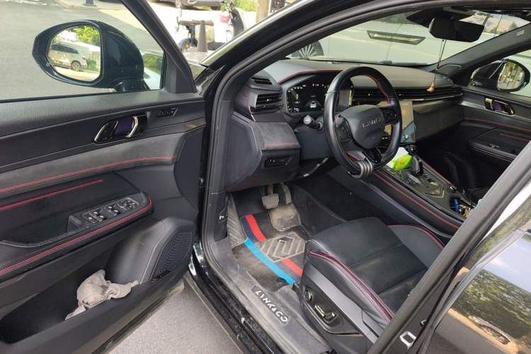 Used Lynk & Co 05 2020 2.0TD Four-Wheel Drive HypeHalo Driver Seat
