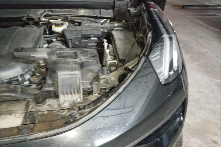 Used Lynk & Co 05 2020 2.0TD Four-Wheel Drive HypeHalo Engine Bay Left