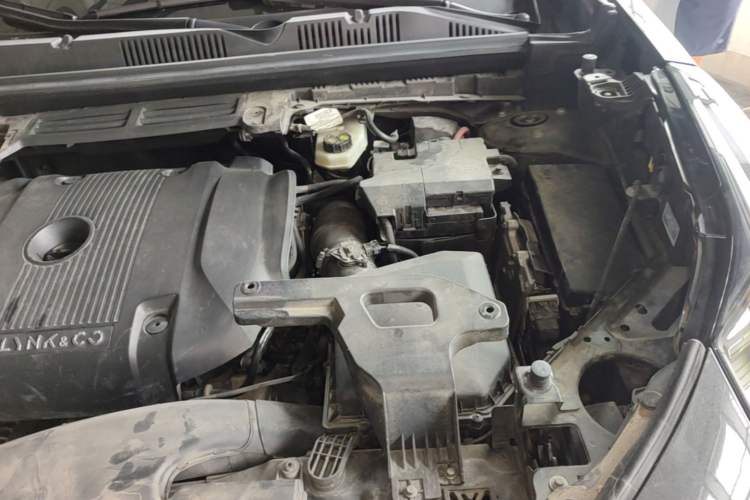Used Lynk & Co 05 2020 2.0TD Four-Wheel Drive HypeHalo Engine Bay Left