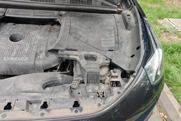 Used Lynk & Co 05 2020 2.0TD Four-Wheel Drive HypeHalo Engine Bay Left