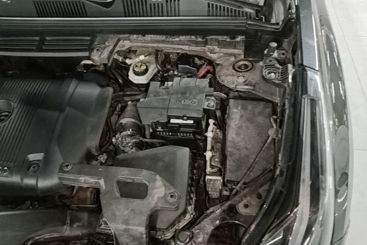 Used Lynk & Co 05 2020 2.0TD Four-Wheel Drive HypeHalo Engine Bay Left