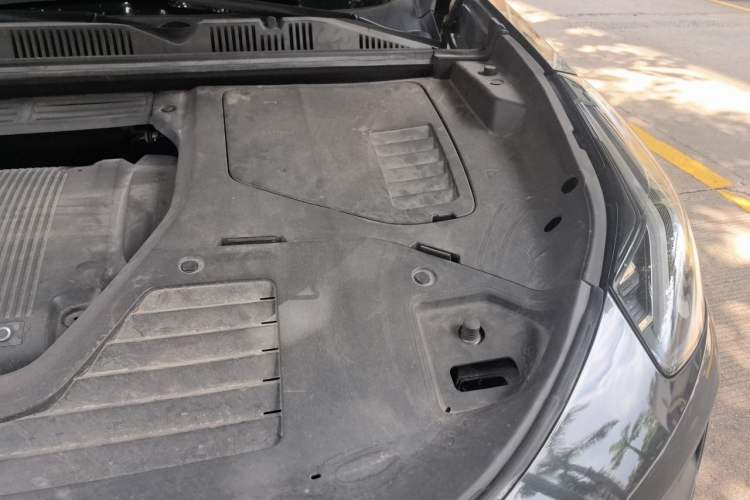 Used Lynk & Co 05 2020 2.0TD Four-Wheel Drive HypeHalo Engine Bay Left