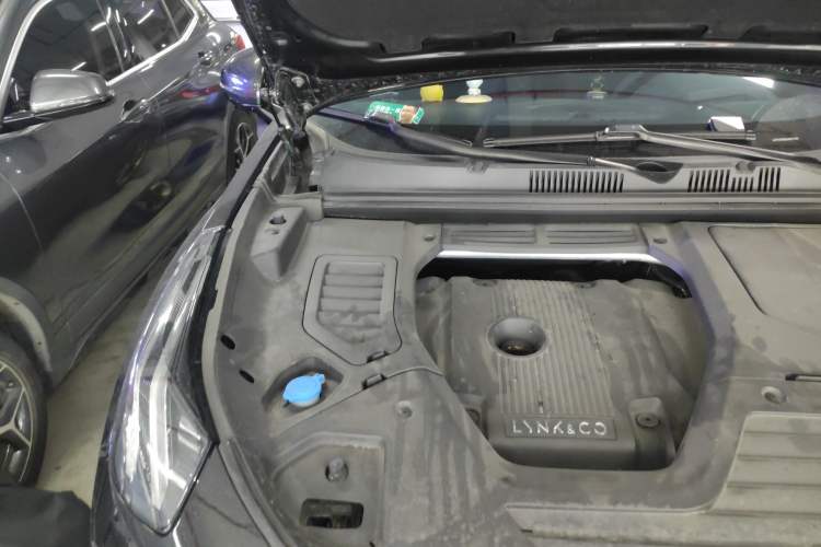 Used Lynk & Co 05 2020 2.0TD Four-Wheel Drive Limited-Edition Timed Release Engine Bay Right