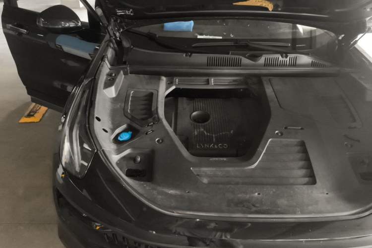 Used Lynk & Co 05 2020 2.0TD Four-Wheel Drive HypeHalo Engine Bay Right