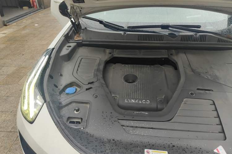 Used Lynk & Co 05 2020 2.0TD Four-Wheel Drive HypeHalo Engine Bay Right