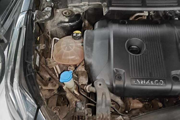 Used Lynk & Co 05 2020 2.0TD Four-Wheel Drive HypeHalo Engine Bay Right