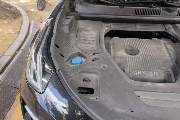 Used Lynk & Co 05 2020 2.0TD Four-Wheel Drive HypeHalo Engine Bay Right