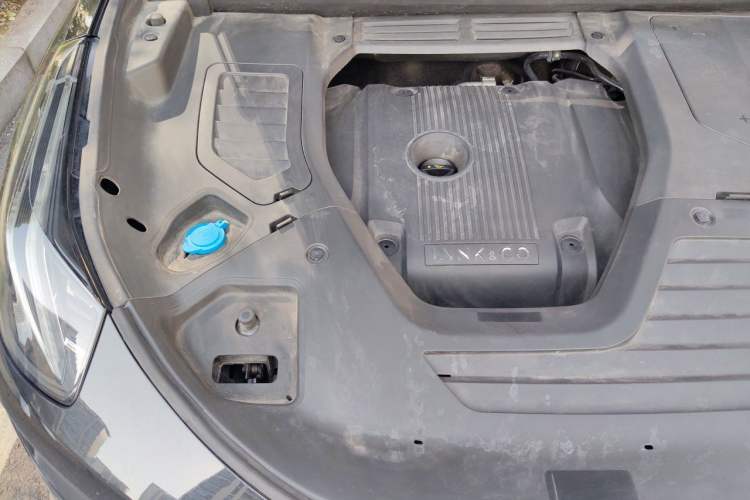 Used Lynk & Co 05 2020 2.0TD Four-Wheel Drive HypeHalo Engine Bay Right