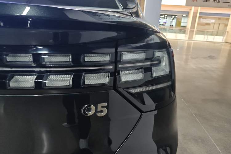 Used Lynk & Co 05 2020 2.0TD Two-Wheel Drive Shine Halo Exterior 3