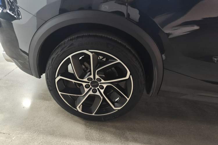 Used Lynk & Co 05 2020 2.0TD Two-Wheel Drive Shine Halo Exterior 5