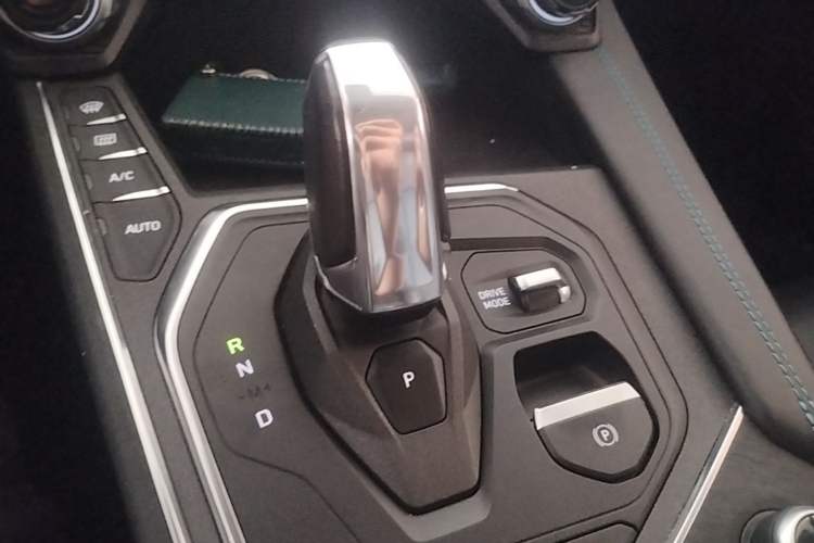 Used Lynk & Co 05 2020 2.0TD Two-Wheel Drive Shine Halo Gear Lever