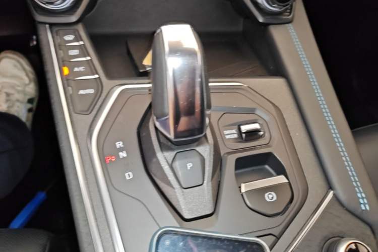 Used Lynk & Co 05 2020 2.0TD Two-Wheel Drive Shine Halo Gear Lever