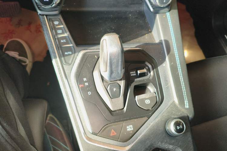 Used Lynk & Co 05 2020 2.0TD Two-Wheel Drive Shine Halo Gear Lever