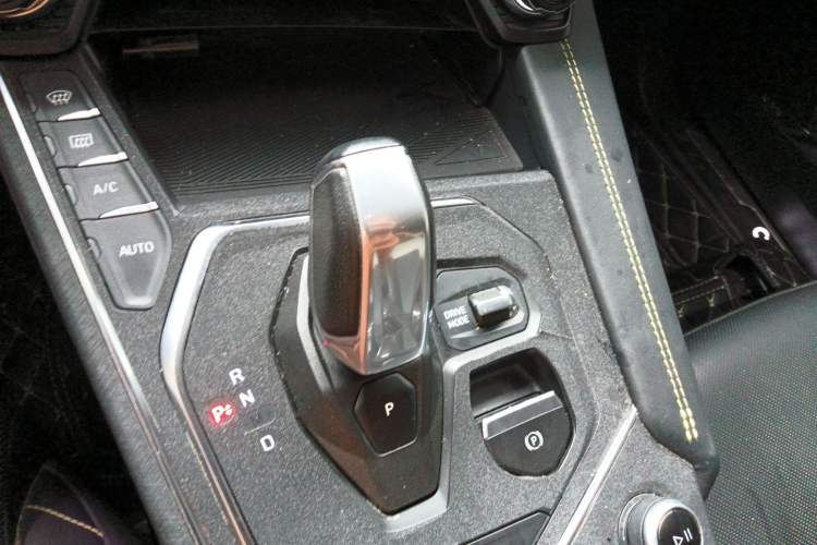 Used Lynk & Co 05 2020 2.0TD Two-Wheel Drive Shine Halo Gear Lever