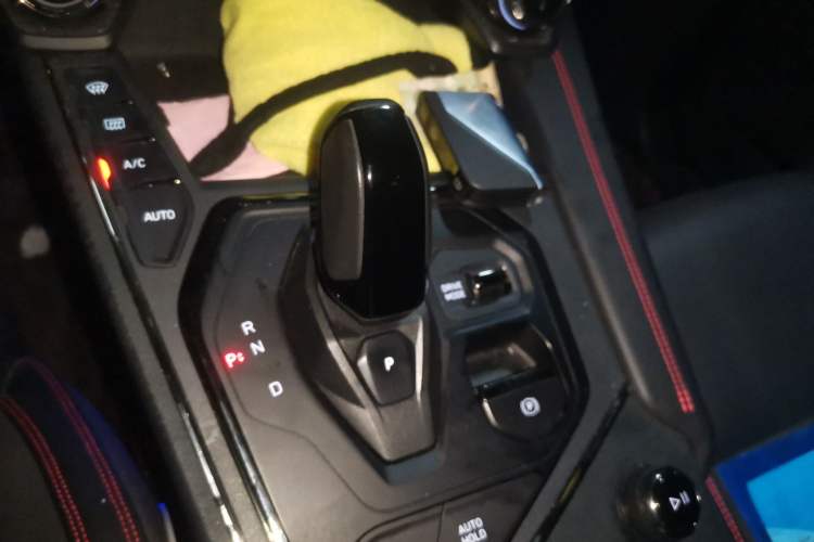 Used Lynk & Co 05 2020 2.0TD Four-Wheel Drive HypeHalo Gear Lever