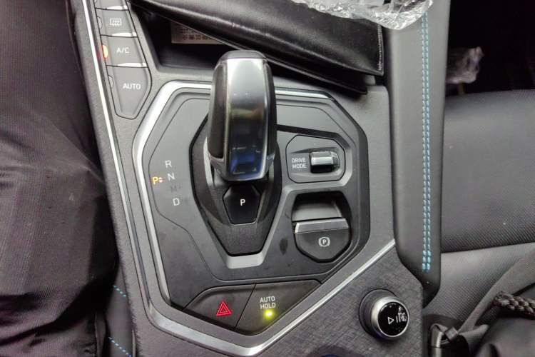 Used Lynk & Co 05 2020 2.0TD Two-Wheel Drive Shine Halo Gear Lever