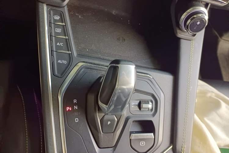 Used Lynk & Co 05 2020 2.0TD Two-Wheel Drive Zhaoyang Plus Gear Lever