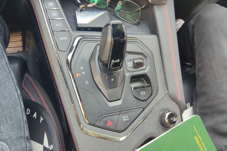 Used Lynk & Co 05 2020 2.0TD Four-Wheel Drive HypeHalo Gear Lever