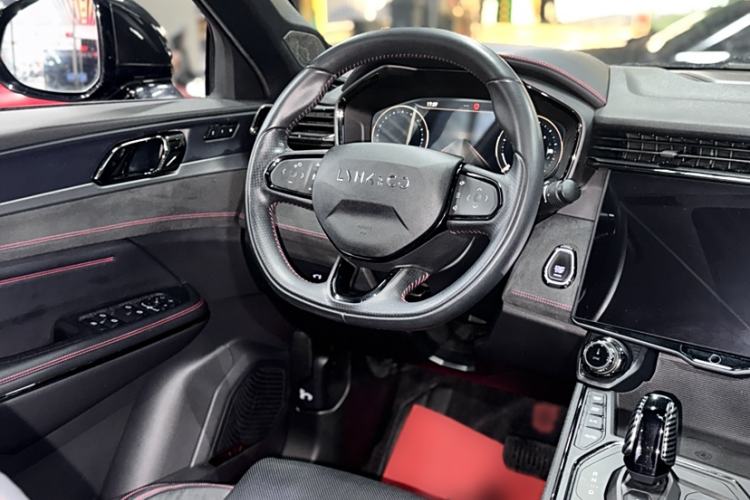 Used Lynk & Co 05 2020 2.0TD Four-Wheel Drive HypeHalo Interior 10