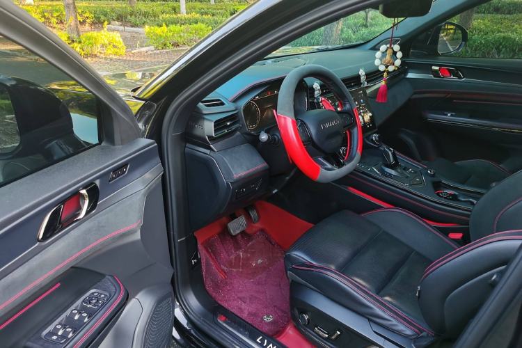Used Lynk & Co 05 2020 2.0TD Four-Wheel Drive HypeHalo Interior 4