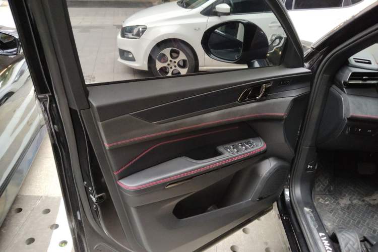 Used Lynk & Co 05 2020 2.0TD Four-Wheel Drive HypeHalo Interior 4