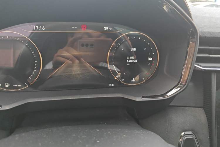 Used Lynk & Co 05 2020 2.0TD Four-Wheel Drive HypeHalo Odometer Close Up