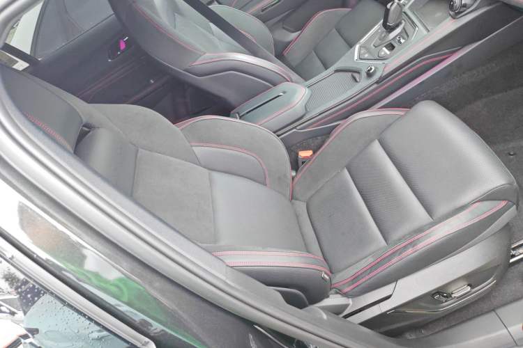 Used Lynk & Co 05 2020 2.0TD Four-Wheel Drive HypeHalo Right Front Seat