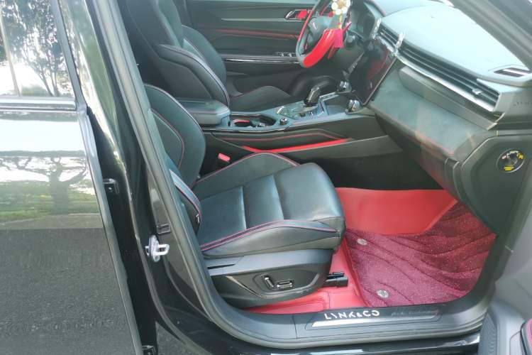 Used Lynk & Co 05 2020 2.0TD Four-Wheel Drive HypeHalo Right Front Seat