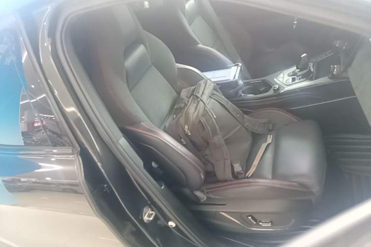 Used Lynk & Co 05 2020 2.0TD Four-Wheel Drive HypeHalo Right Front Seat