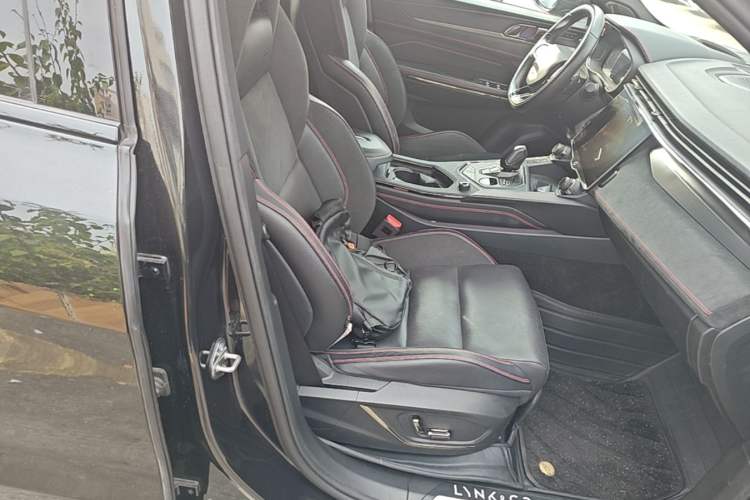 Used Lynk & Co 05 2020 2.0TD Four-Wheel Drive HypeHalo Right Front Seat