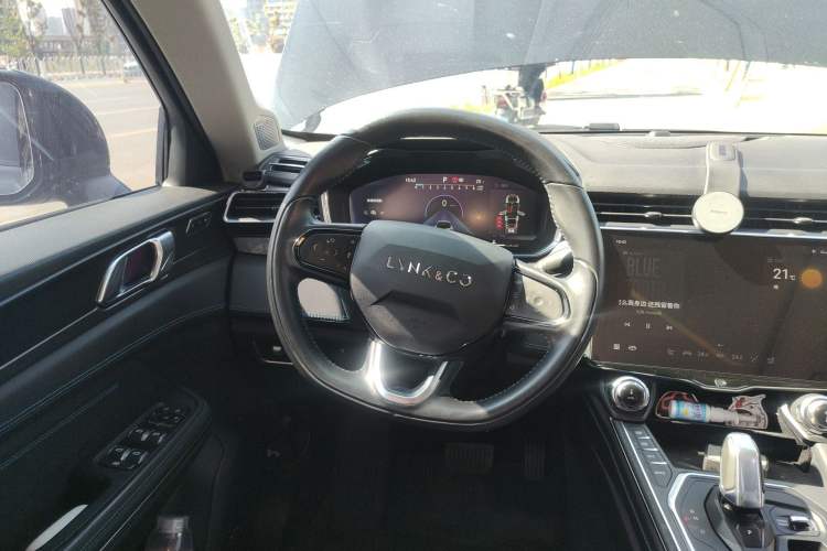 Used Lynk & Co 05 2020 2.0TD Two-Wheel Drive Shine Halo Steering Wheel
