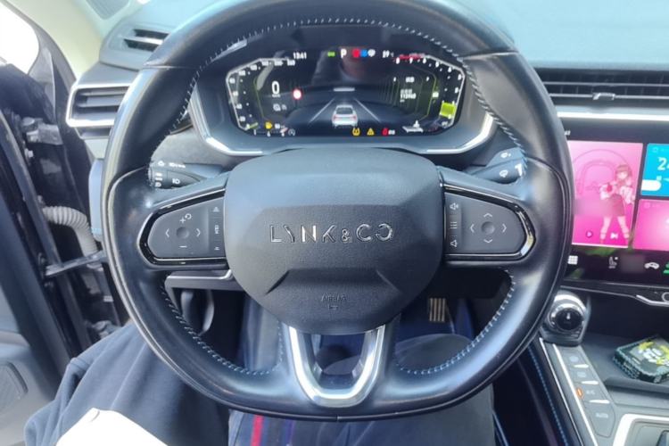 Used Lynk & Co 05 2020 2.0TD Two-Wheel Drive Shine Halo Steering Wheel